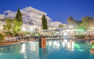 Ola Es Ravells Apartments